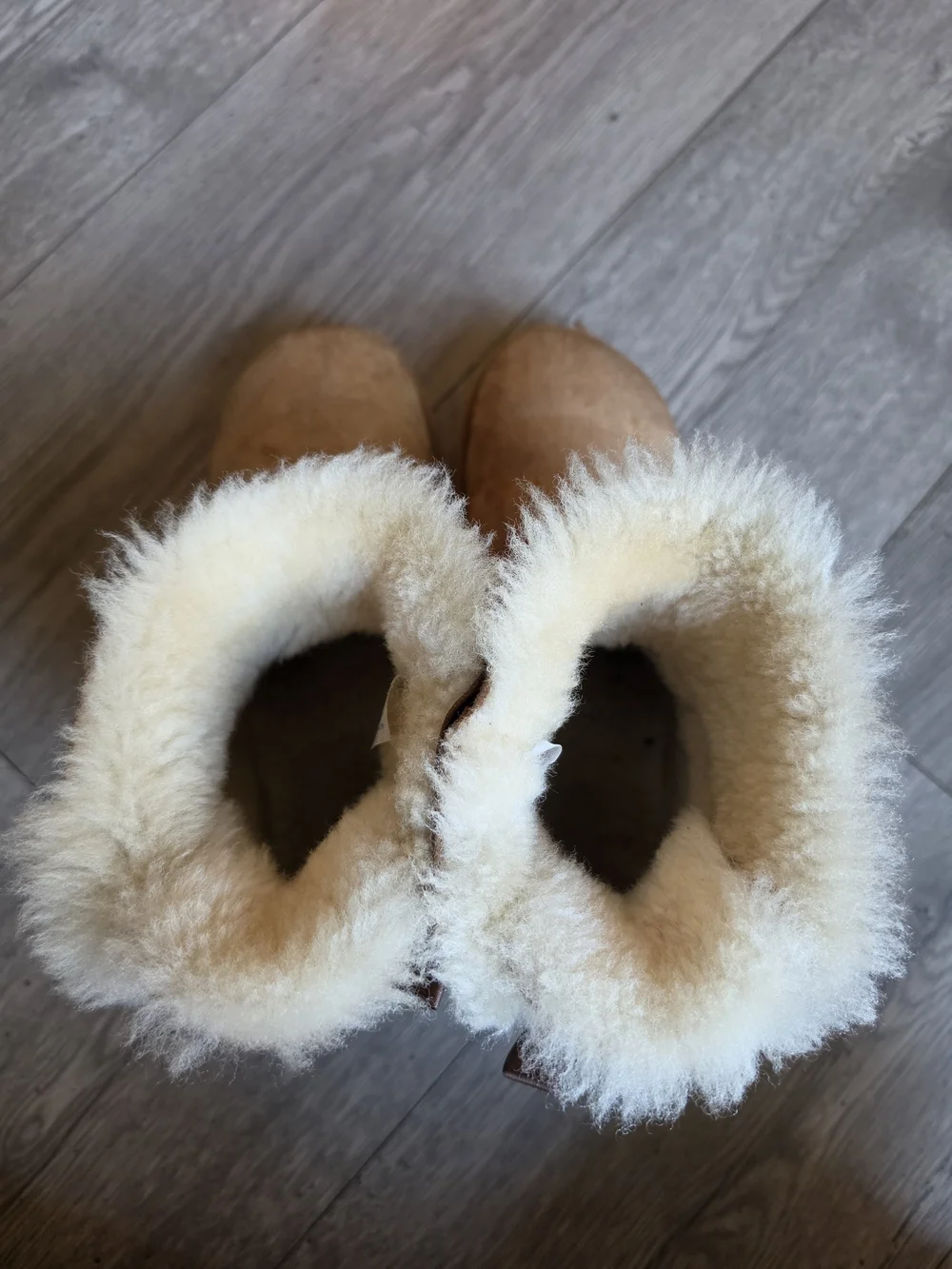 $14‼️ UGG Kids Classic Mini Bailey Bow Suede Boots in Chestnut Size 4, Worn